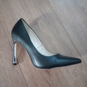 Jessica Simpson black pumps